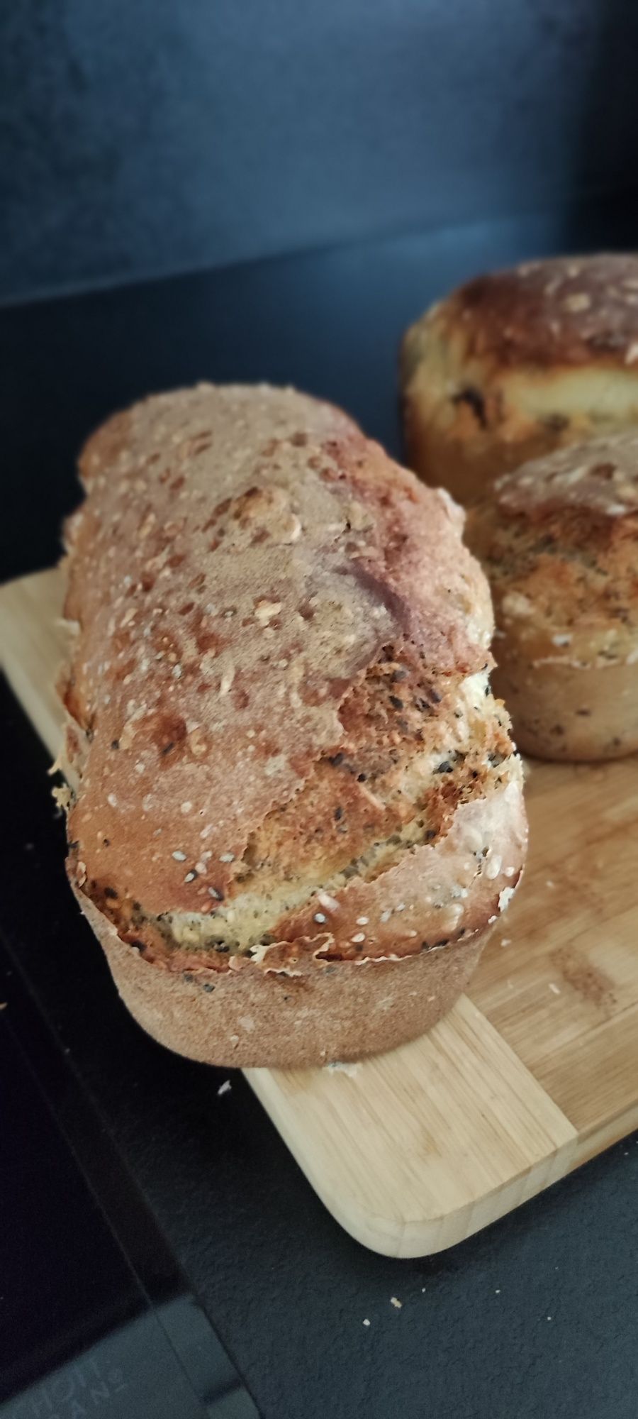 Chleb drożdżowy na drożdżach swojski ręcznie robiony z ziarnami