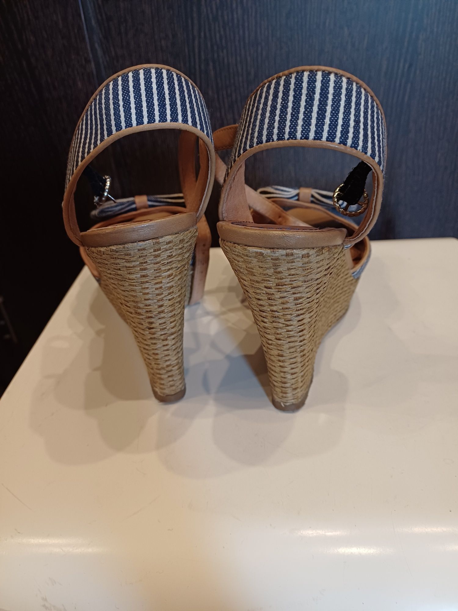 Sandały Bata na koturnie 37, pin-up
