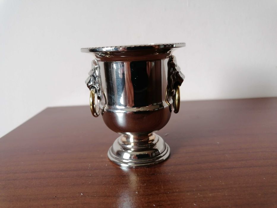 Nieduża, posrebrzana waza z uchwytami w kształcie lwów, sygnowana