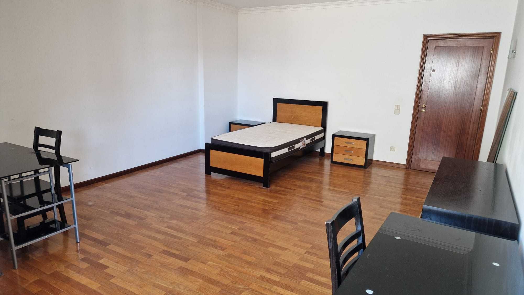 Quarto individual junto ao polo universitário do Hospital São João