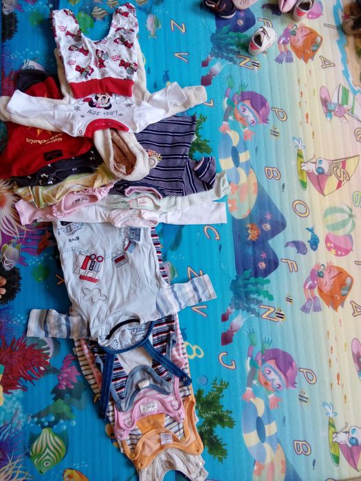 Ubranka dla niemowlaka w rozmiarze 68. Idealny stan.