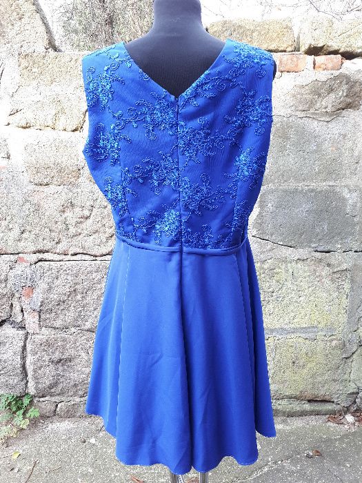 kobaltowa sukienka z haftem 46