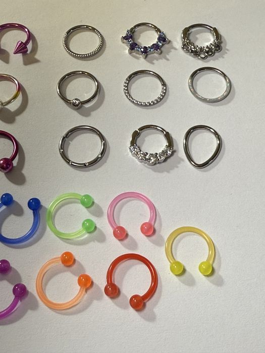 Сережки в нос септум циркуляр титан с камнями цветные необычные