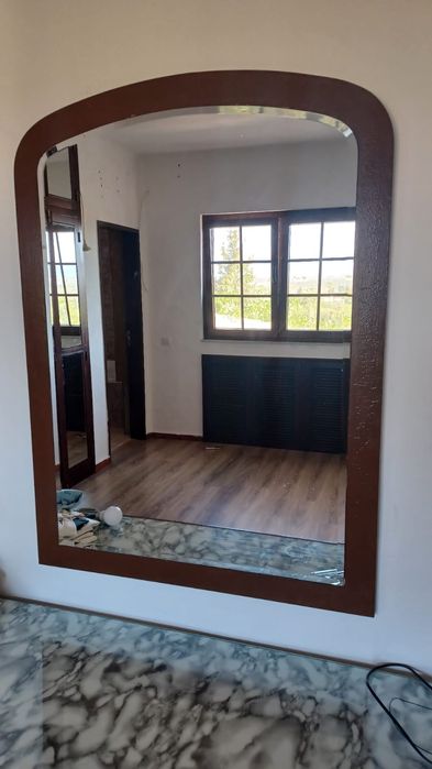 Espelho para quarto com moldura em madeira