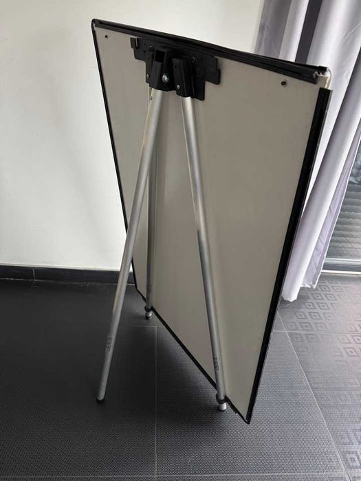Tablica flipchart na trzech nogach suchościeralna magnetyczna