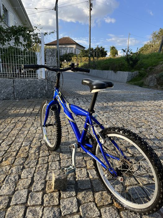 Bicicleta com algumas marcas de uso