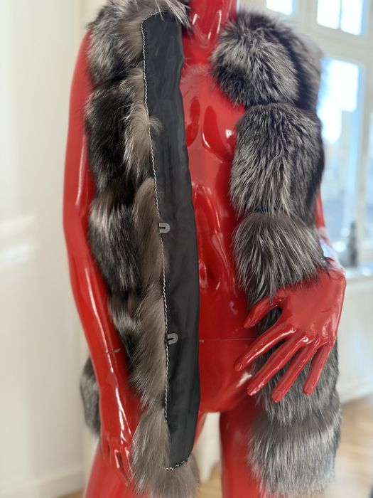 Kamizelka z naturalnego futra srebrnego lisa. Modny fason, stan bd.