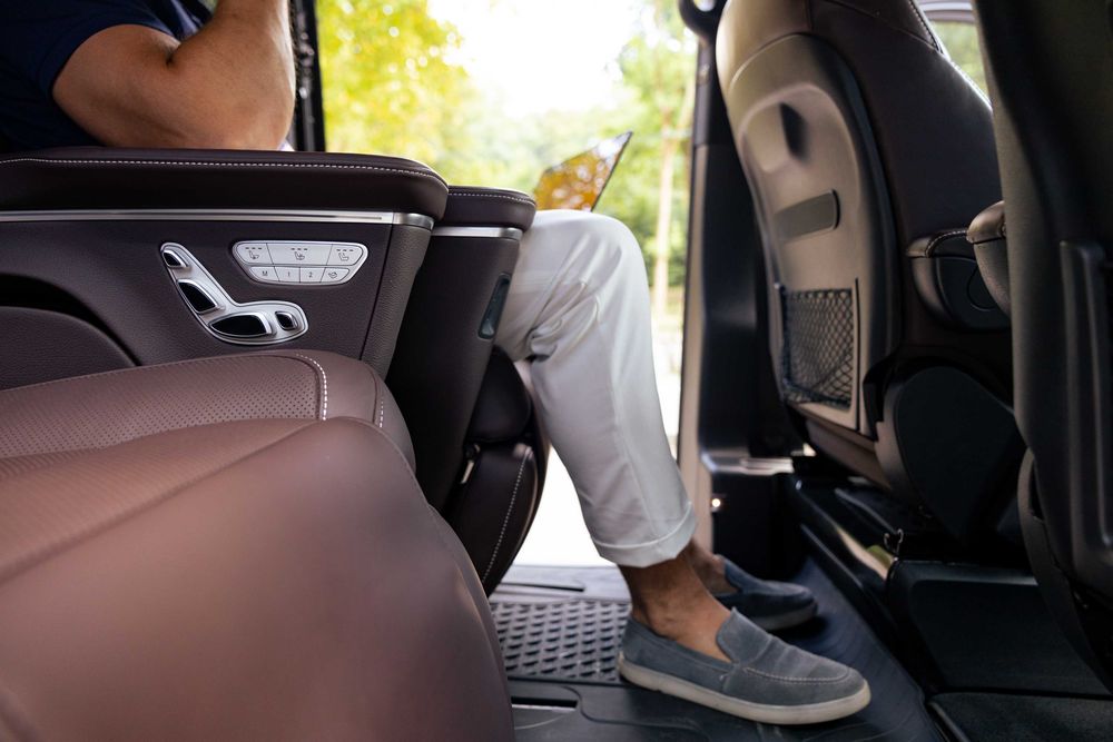 Комфортні поїздки на Mercedes. Індивідуальні трансфери та перевезення.