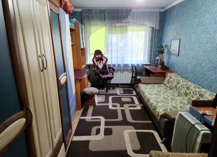 Продам 2-кімнатну квартиру з меблями.