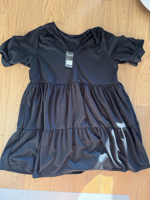 sukienka czarna z falbanami