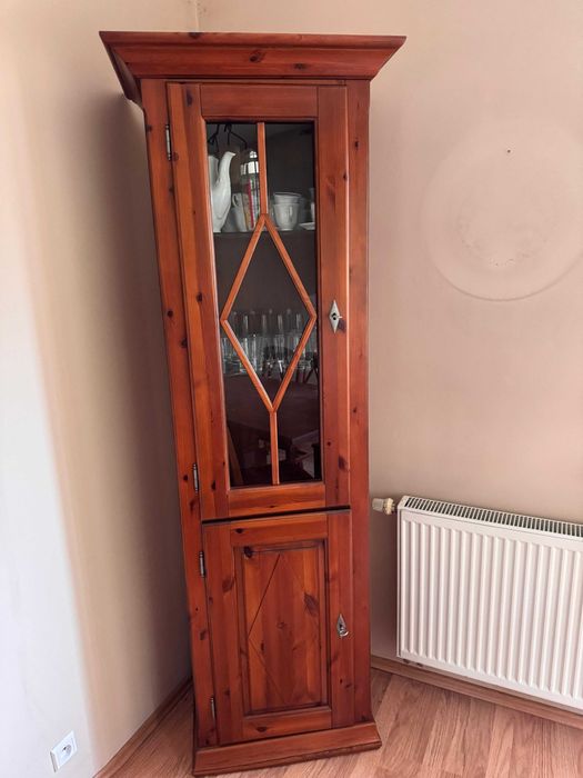 Zestaw drewnianych mebli rozkładany stół, krzesła, komoda, witryna