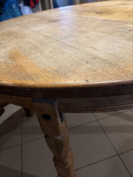 Solidny i wytrwaly stół drewniany