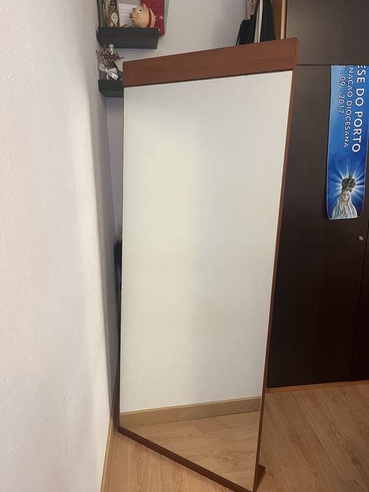 Espelho em madeira de cerejeira