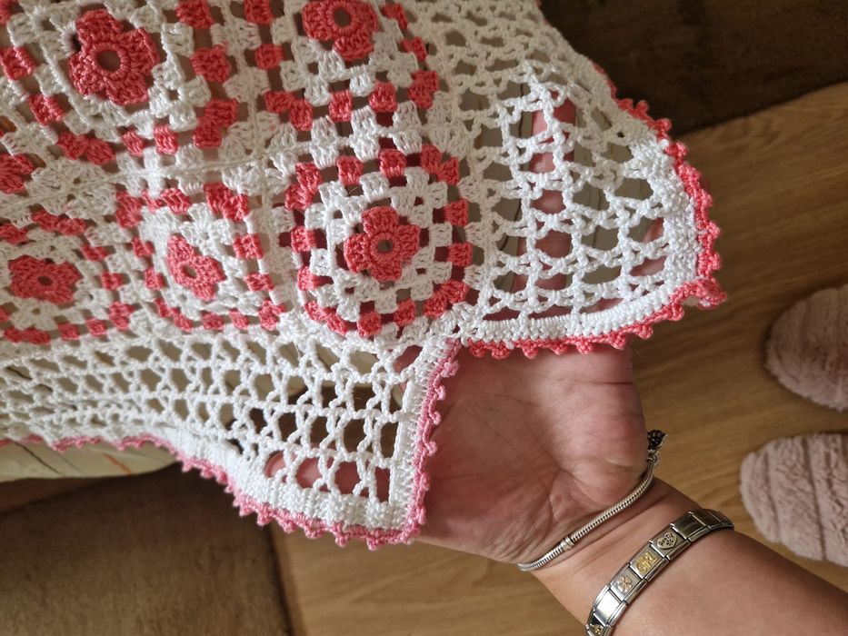 Colcha de crochê branca e rosa