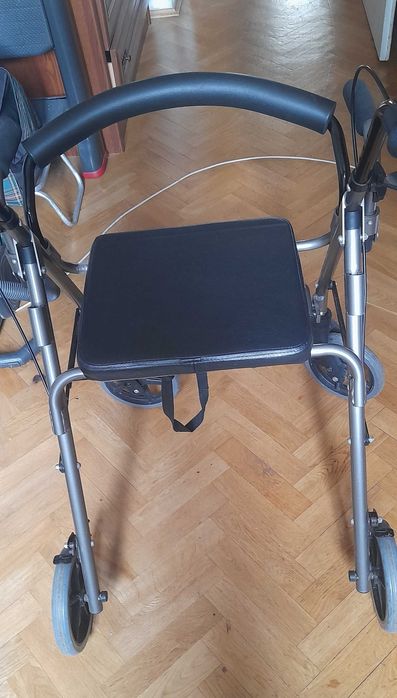 Chodzik, balkonik,  inwalidzki dla seniora z funkcją siedzenia.