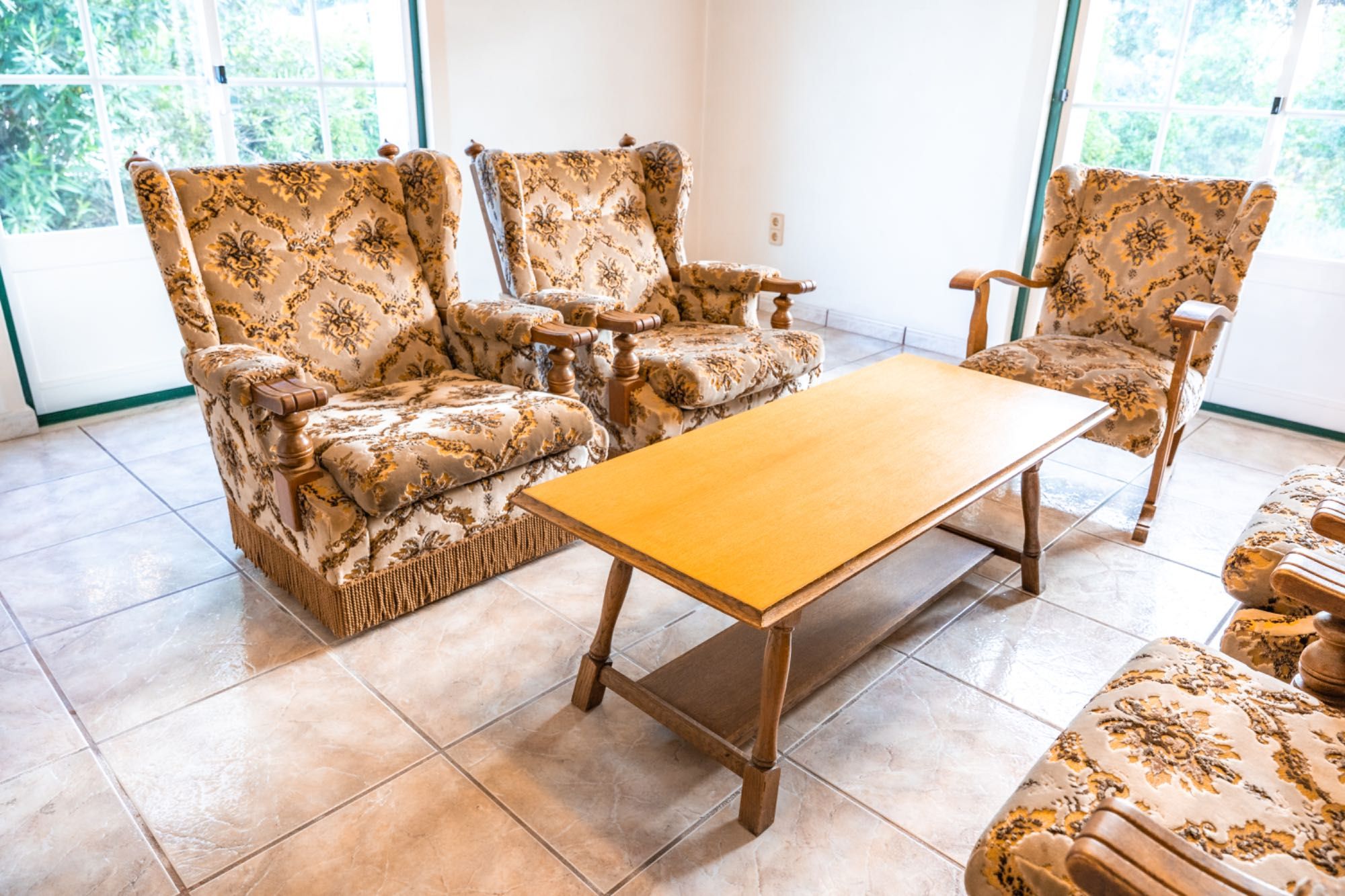 Sofás estofados e em madeira maciça como NOVOS + mesa de centro