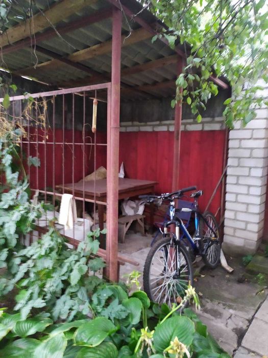 Частина цегляного будинку в затишному районі міста