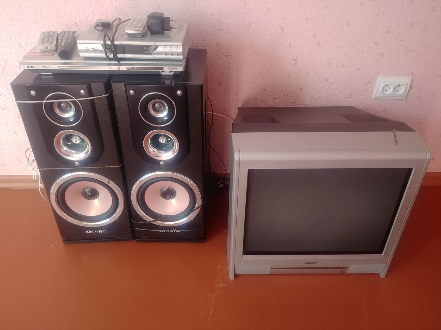 Телевізор Toshiba, колонки sanyo, DVD BBK, тюнер cosmo sat