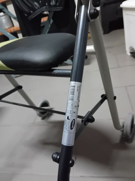 Andarilho como novo com banco de apoio