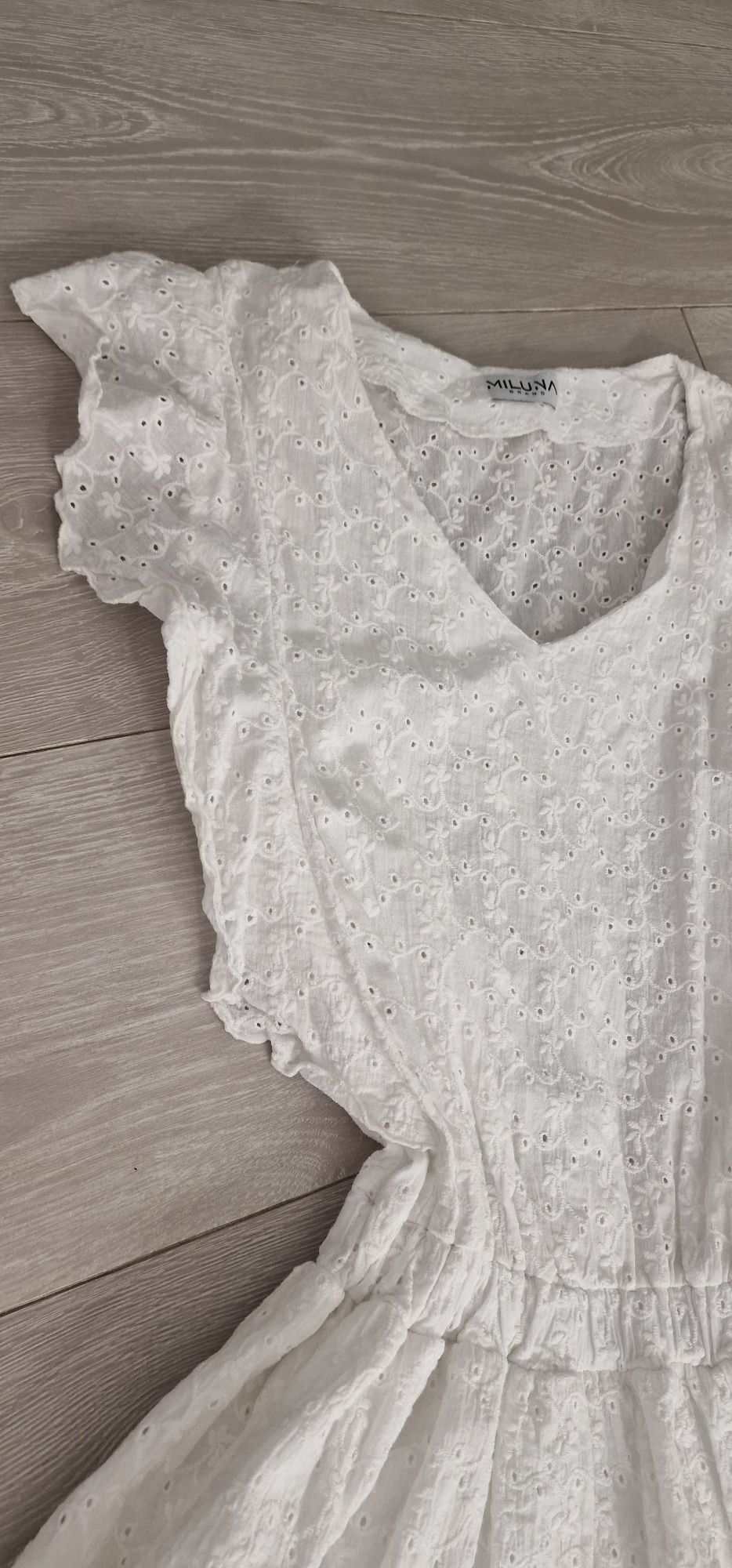 Varlesca Biała sukienka z falbankami rozkloszowana ażurowa haftowana p