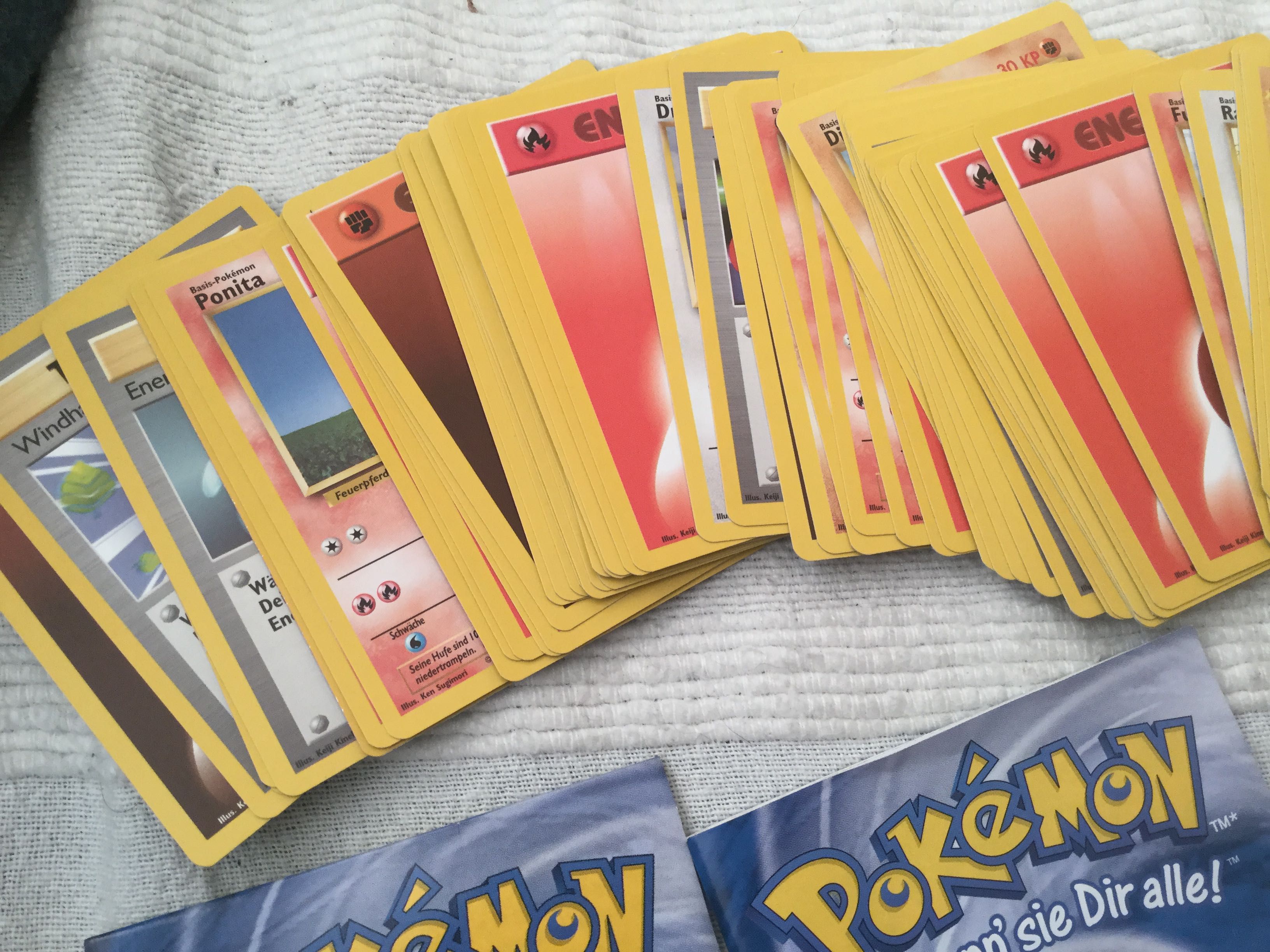 Conjunto de cartas Pokemon de 1998, completo e como novo!