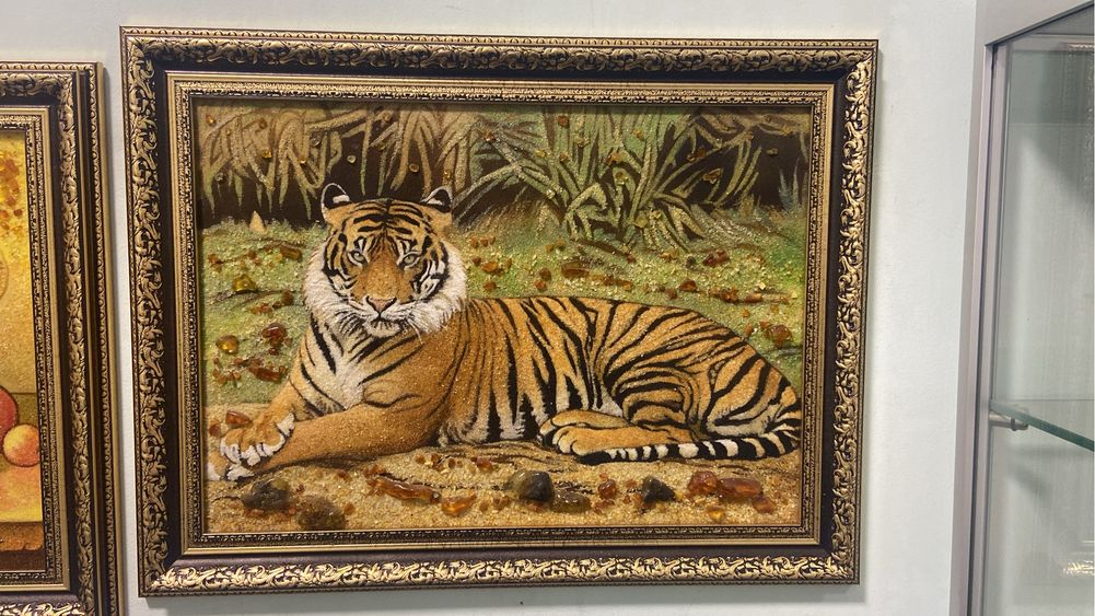 Тигр картина з бурштину