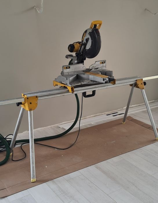 DEWALT  DWS 780 + stół roboczy  + 5 tarcz