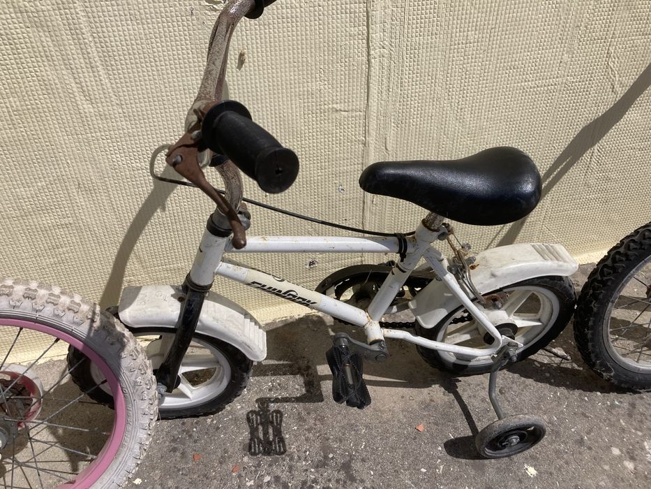 Bicicletas, carro e quadricicolo