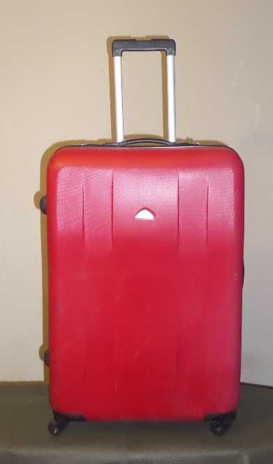 Чемодан большой красный пластиковый, 4 колеса, 70Х49Х27 см.