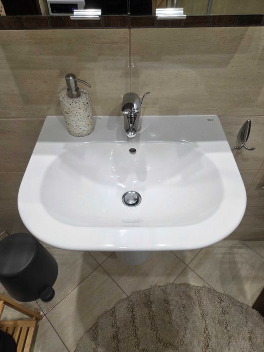 Łazienka, meble łazienkowe, umywalka, miska WC, prysznic