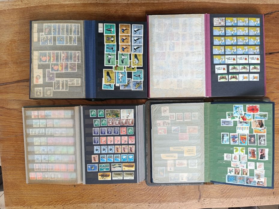 4 duże klasery ze znaczkami cały świat