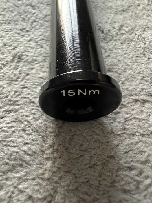 Oś do koła tylnego do ramy 12*178 mm + nakętka