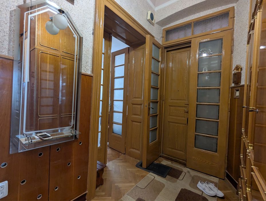 Продається велика квартира в центрі міста