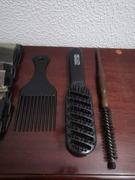 Artigos para Cabeleireiro / Barbeiro NOVOS - Pentes e Escovas