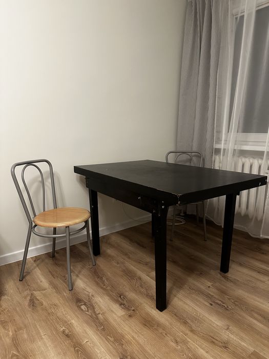 Sprzedam stół z dwoma krzesłami