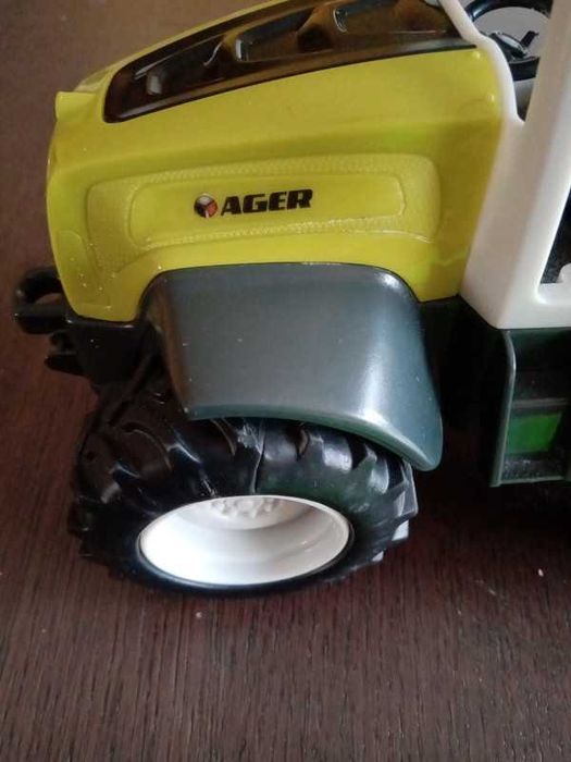 Traktor wydający dźwięki długość 19cm