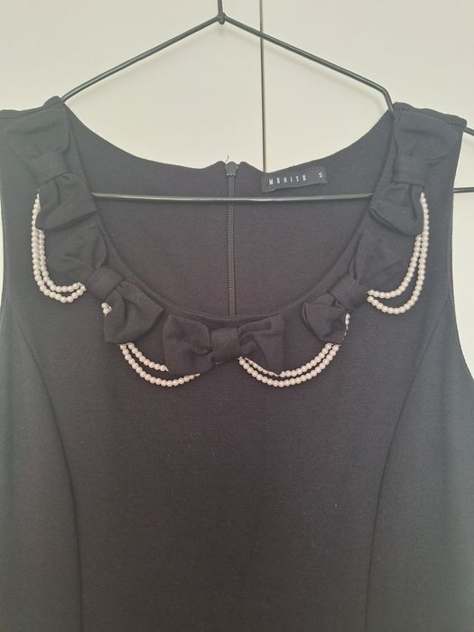 Mała czarna sukienka Mohito rozmiar S z  kokardami i koralami