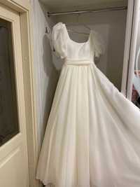 Шикарна весільна сукня у класичному стилі кольору айворі