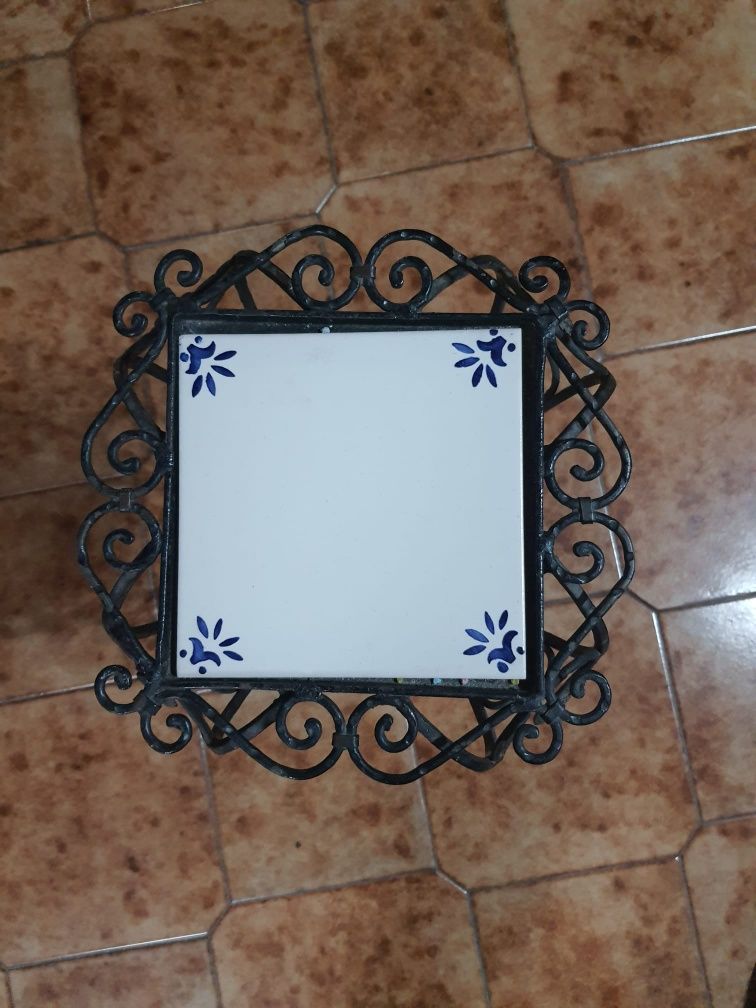 Mesa/coluna em ferro com azulejo