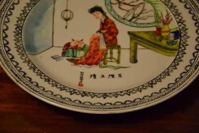 Prato oriental com figura feminina e criança