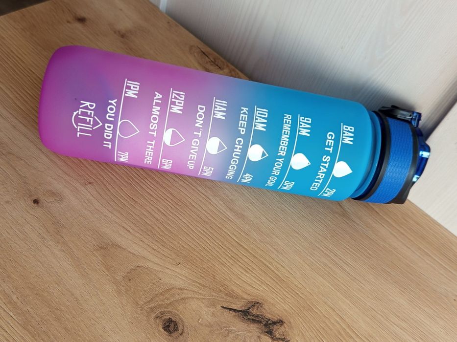 Nowa butelka na wodę 1L