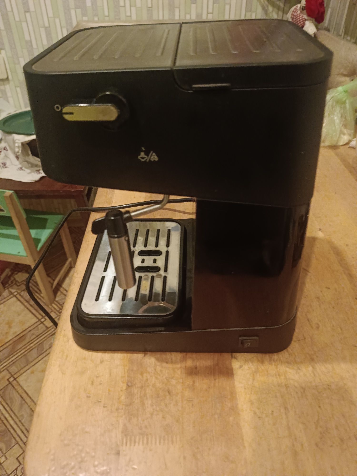 Кофеварка рожковая Delonghi EC260BK