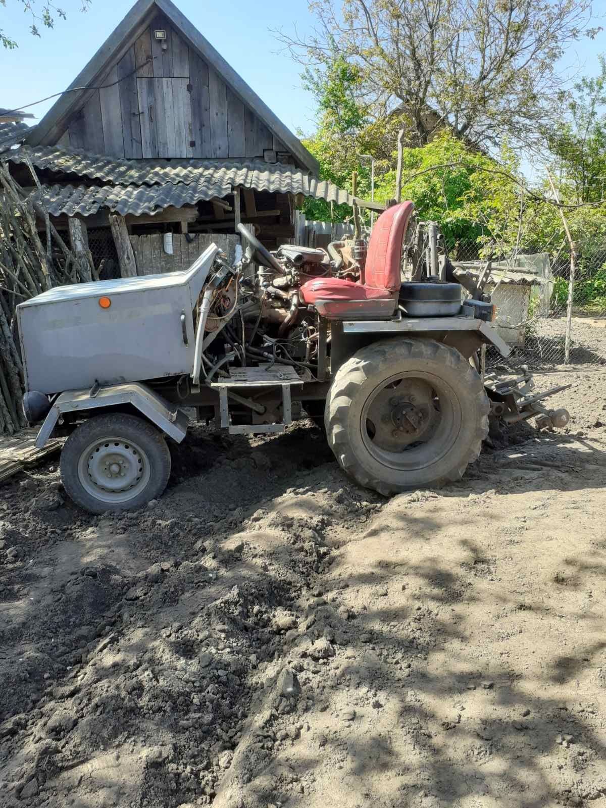 Трактор з картопле сажалкою