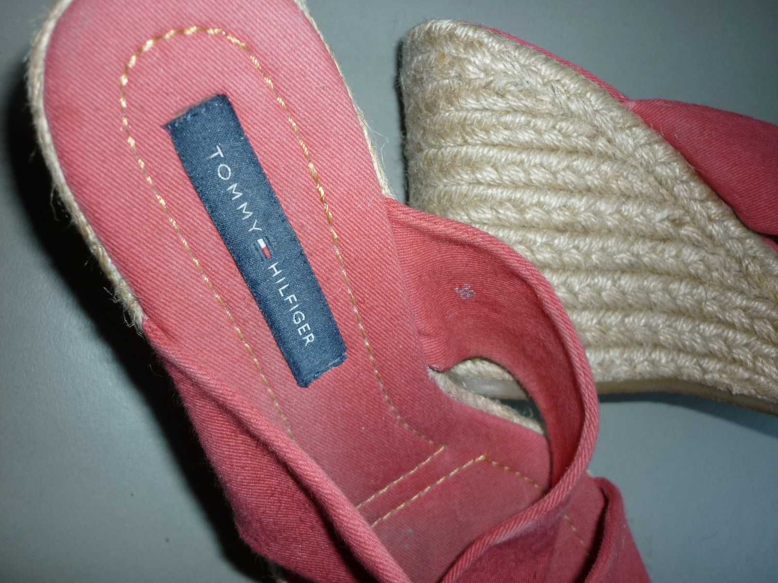 Tommy Hiliger klapki w typie espadryli na koturnie