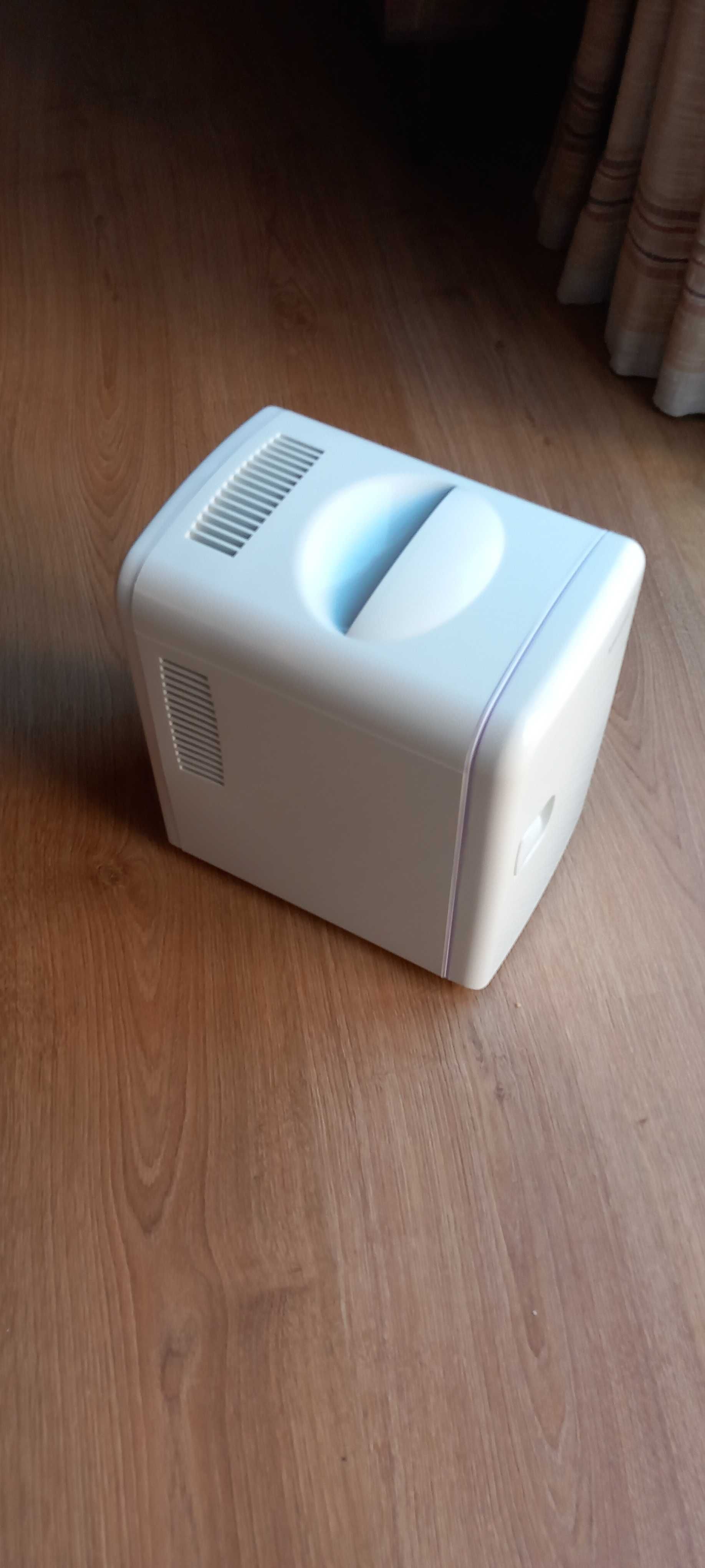 Mini frigorífico/ aquecedor capacidade 4 L como novo