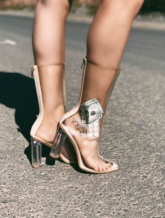 Туфлі, босоніжки