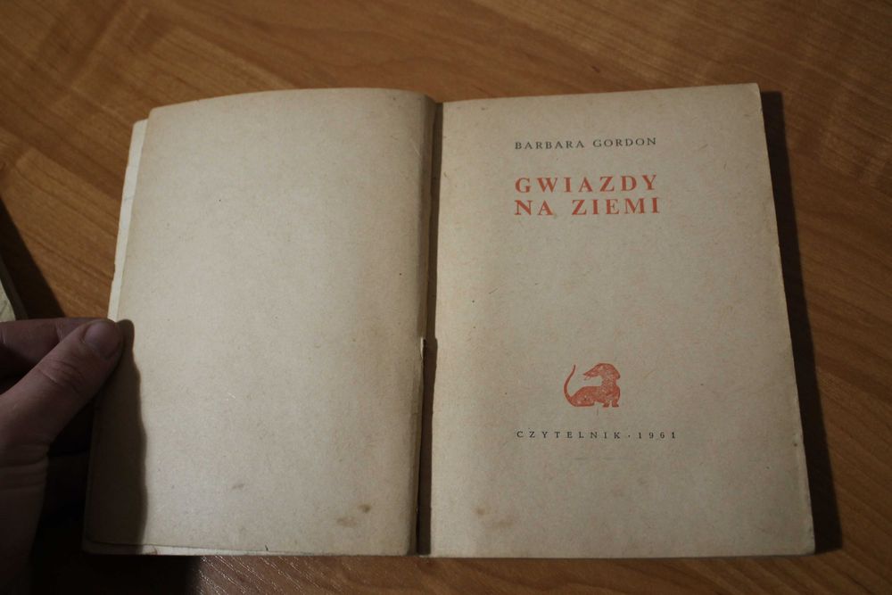 Barbara Gordon - Gwiazdy na ziemi - Seria: Z jamnikiem