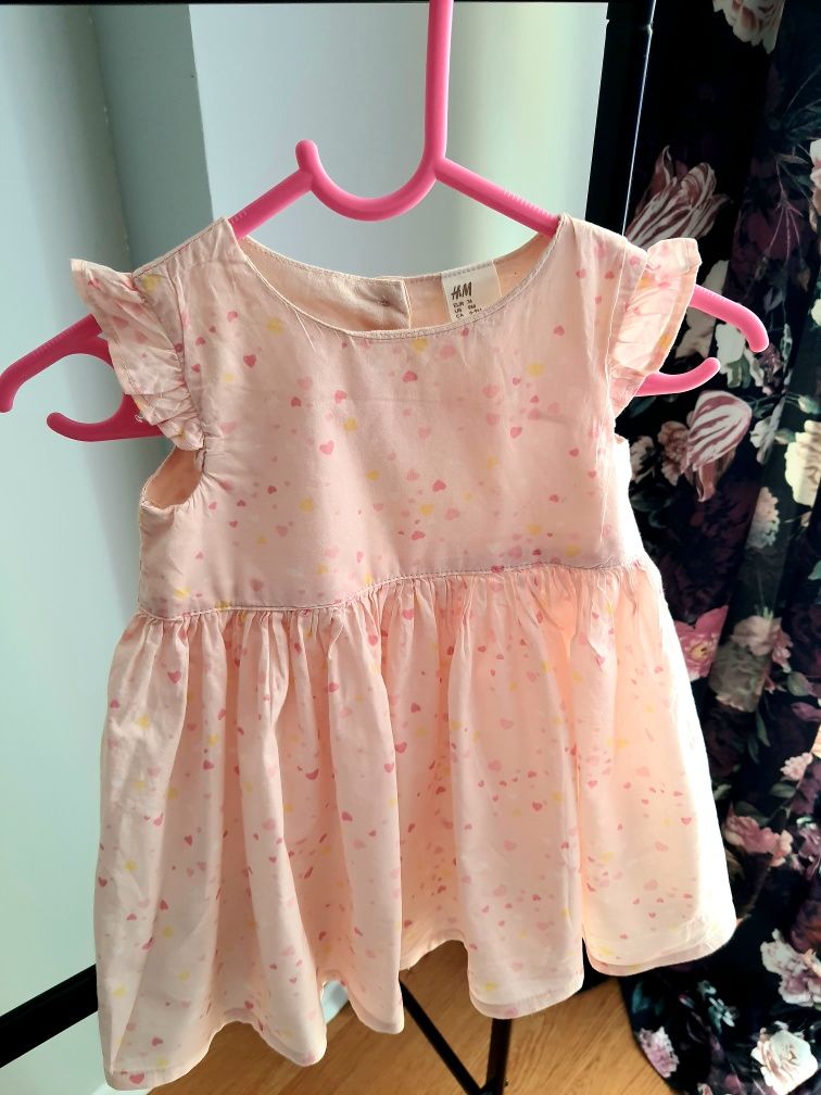 Pudrowa sukienka z falbankami w serduszka h&m 6-9 miesięcy 74cm