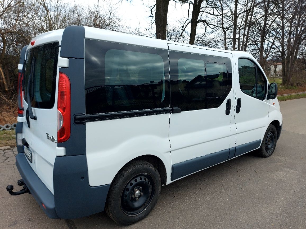 Renault Trafic 2.0 tdci  9 os. + hak, 2006r