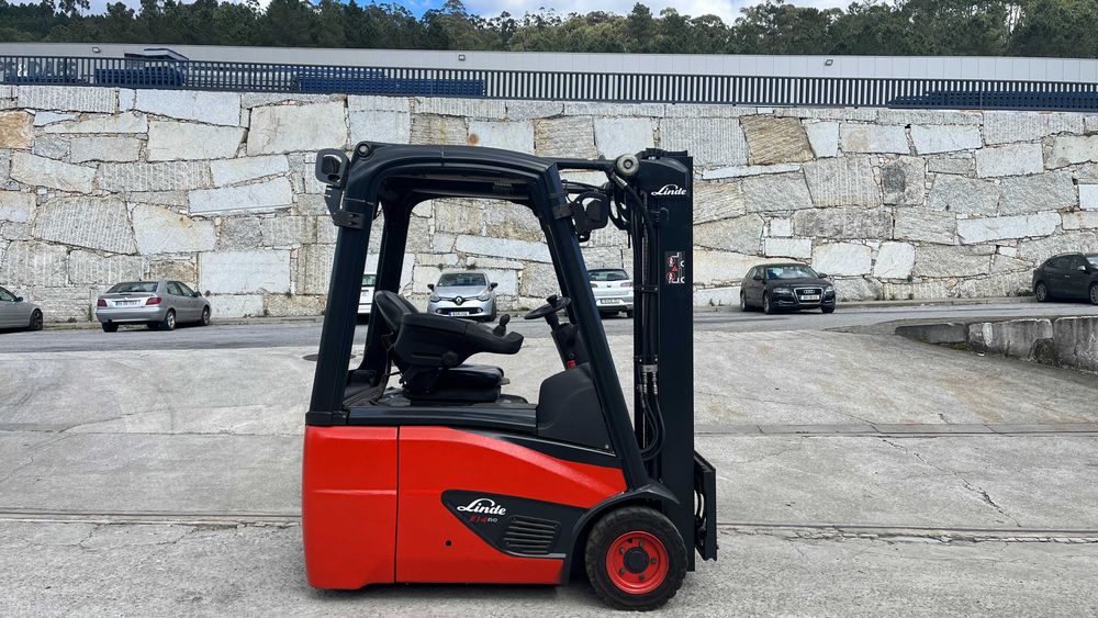 Empilhador elétrico Linde (1400 kg)